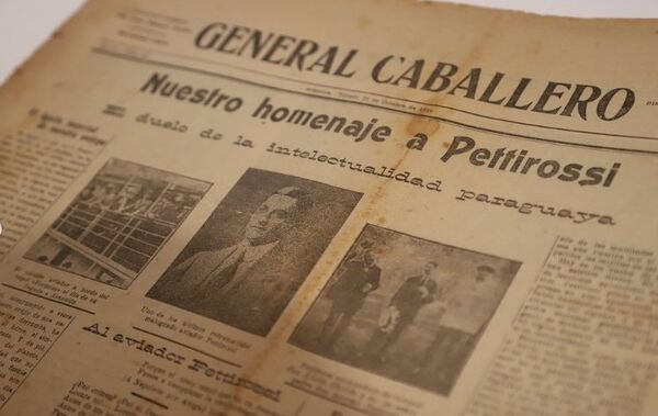 Diario HOY | Donan histórico ejemplar de Diario General Caballero a la Manzana de la Rivera