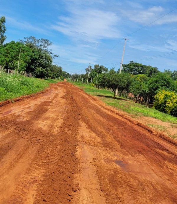 Municipalidades de Paso Horqueta y Loreto cooperan para mejoramiento de caminos