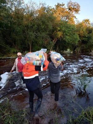 Familias inundadas de bajo Chaco reciben asistencia y víveres  - Noticias del Chaco - ABC Color
