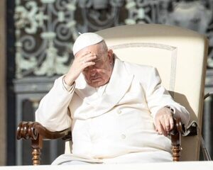 Papa Francisco sufre de una “infección respiratoria” y seguirá internado, informaron desde el Vaticano