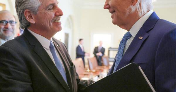 La Nación / Biden promete a presidente argentino que “cuente con él” ante aprietos económicos
