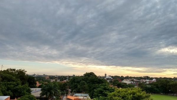 Anuncian jueves caluroso con chaparrones y tormentas eléctricas