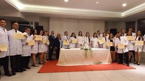 Egresan 20 nuevos especialistas médicos, entre ellos una franqueña