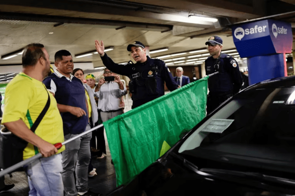 Bolsonaro regresó a Brasil y fue recibido por un grupo de seguidores