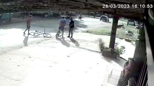 El “loco de la moto” amenazó con un revólver a ciclistas adolescentes - La Clave