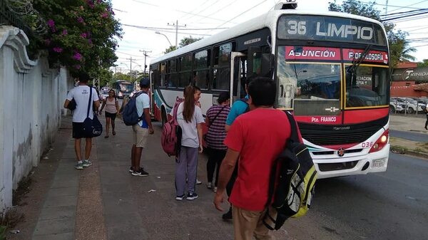 Reguladas, pasajeros varados y transporte colapsado: Viceministro no tiene una solución - Nacionales - ABC Color