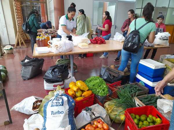 Feriantes de Itapúa ofrecen sus productos a pesar del mal tiempo
