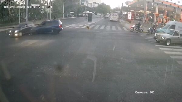 Denuncian a conductor que pasó luz roja, chocó y rajó
