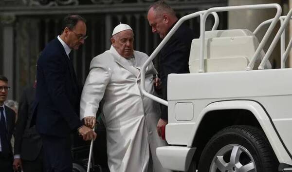 Al Papa le bajó la fiebre y está mejorando