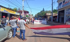 Juez admite imputación contra quienes tiraron basura en la casa de Prieto