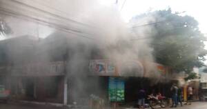 La Nación / Voraz incendio consumió un local comercial en San Lorenzo