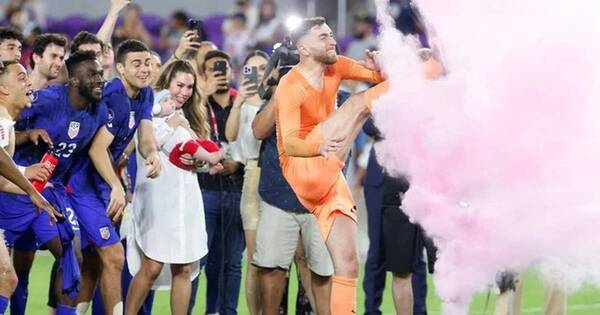 La Nación / Arquero de Estados Unidos reveló el sexo de su bebé en plena cancha