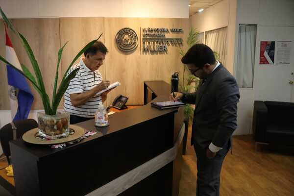 Fiscalía allana la Secretaría de la Mujer por una denuncia por supuesta lesión de confianza - PDS RADIO Y TV