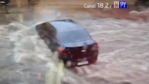 Conductores quedan atrapados por raudales tras lluvias en Asunción