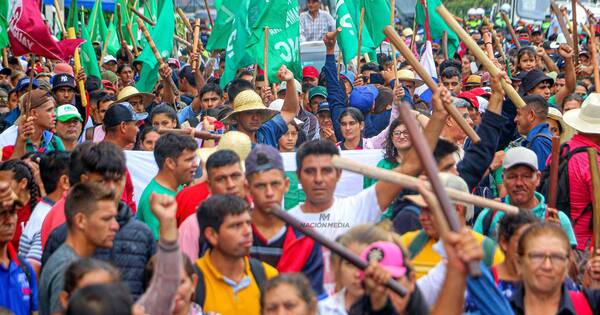 La Nación / Por la tierra, trabajo y soberanía, labriegos realizan su marcha anual en Asunción