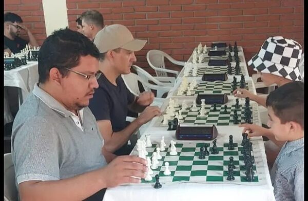 Eric Riva se adjudicó el torneo de ajedrez rápido organizado por el club Par de Alfiles - Polideportivo - ABC Color