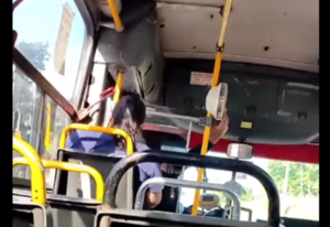 (Video). Chofer fue pillado alzando pasajeros “fantasma”