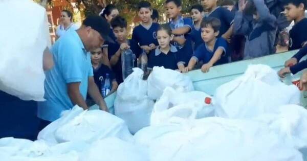 La Nación / Alumnos juntaron agua potable para donar a familias aisladas por crecida en San Pedro