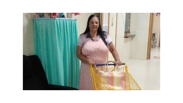 Reparte comida en el puesto de salud de Santa Rita