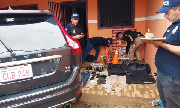 Encuentran vehículo blindado y objetos de uso policial en casa de bandidos