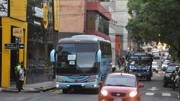 Paradas llenas y buses de refuerzo vacíos ante desinformación