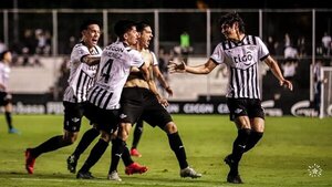 Diario HOY | ¡Agónica victoria del puntero Libertad con 10 jugadores!