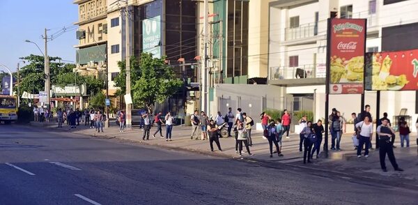 Transportistas podrían robar al estado G 57 millones al mes en subsidio, asegura candidato a diputado - Política - ABC Color
