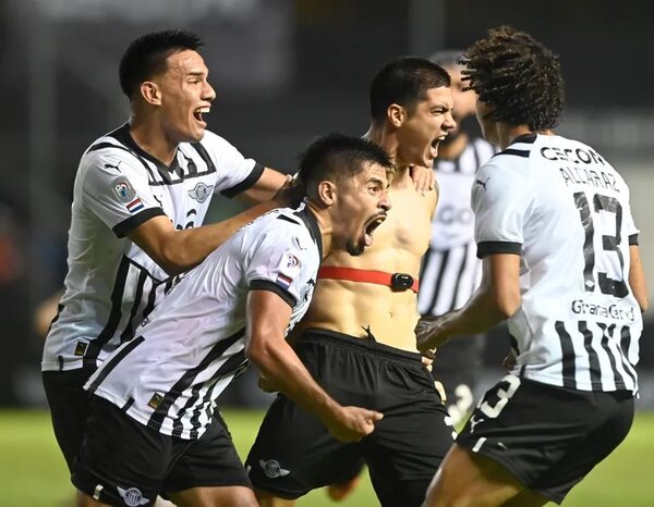 Torneo Apertura: Supertriunfo gumarelo - Fútbol - ABC Color