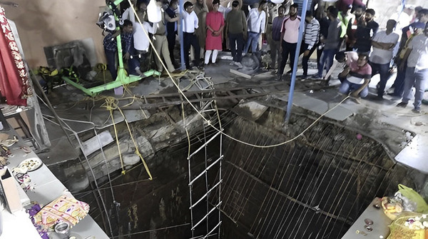 Colapso del piso en un templo en India causa 35 muertos | 1000 Noticias