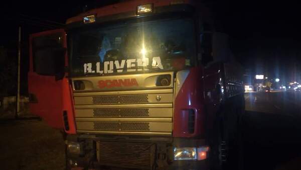 CAMIONERO ATROPELLÓ UN CONTROL POLICIAL Y LUEGO HUYÓ CORRIENDO - Itapúa Noticias