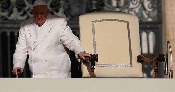 La Nación / El papa Francisco podría salir del hospital este sábado