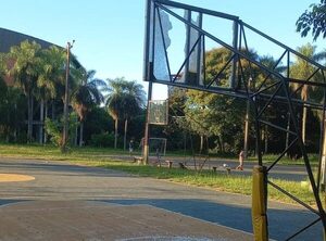 Destruyen tablero de básquetbol en Franco