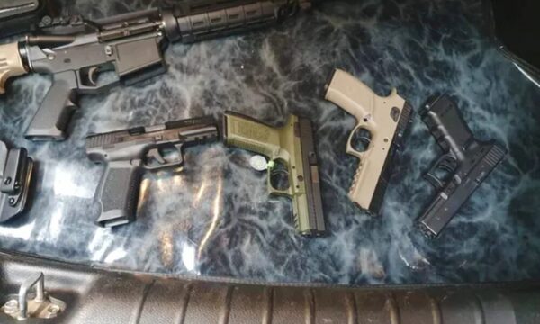Policía y dos civiles detenidos por tráfico de armas