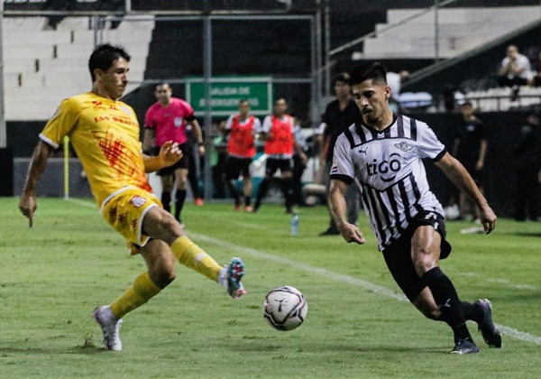 Libertad gana sobre la hora y vuelve a tomar distancia