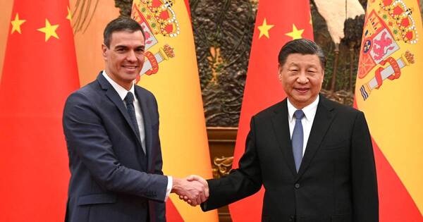 La Nación / El español Pedro Sánchez estrecha relaciones con el presidente chino en Pekín