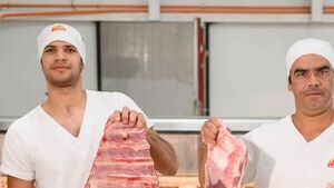 Clientas llenaron la carnicería de un súper para ver a los "carniceros churros"
