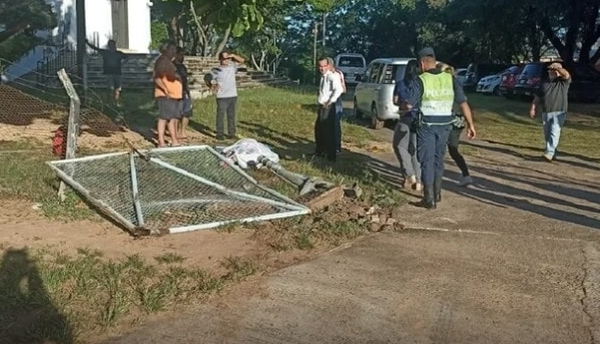 Trasporte escolar atropelló y mató a una profesora frente a un colegio - Noticiero Paraguay