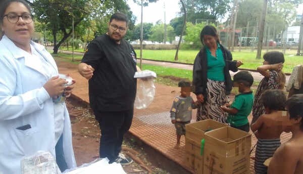 SIN TIERRA Y SIN ASISTENCIA, HACE MÁS DE UN MES SON INVISIBLES EN LA PLAZA DEL EX AEROPUERTO - La Voz del Norte