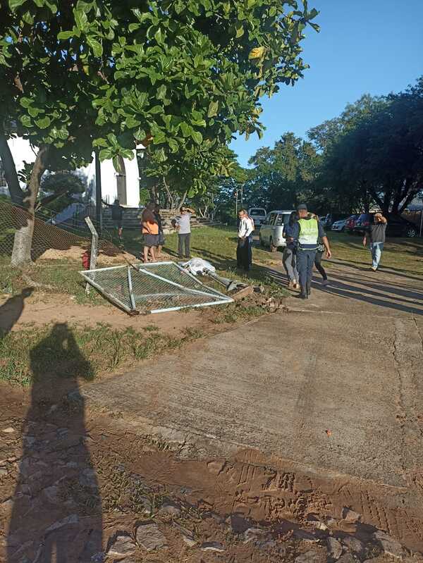Trasporte escolar arrolló y mató a una maestra frente a colegio | 1000 Noticias