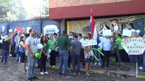 Diario HOY | Padres protestan tras matriculación de alumnos acusados de abuso en colegio de Lambaré