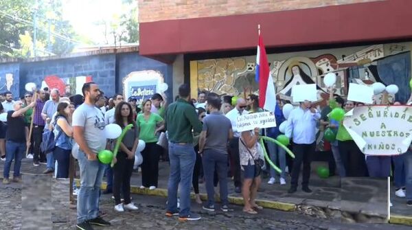 Padres protestan tras matriculación de alumnos acusados de abuso en colegio de Lambaré - Noticiero Paraguay