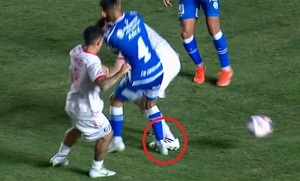 Increíble: Fuerte pisotón en el área no fue penal - La Prensa Futbolera