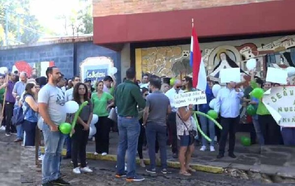 Padres protestan tras matriculación de alumnos acusados de abuso en colegio de Lambaré – Prensa 5