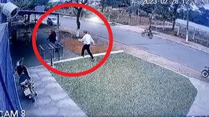 Viralizan video de docente que golpeó a traición a una profe