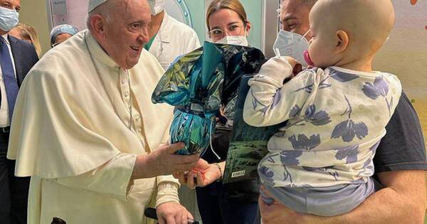 La Nación / El papa Francisco se recupera y visita a niños enfermos
