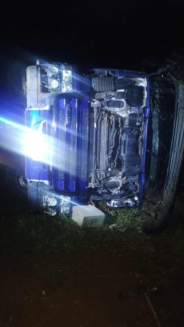Falla mecánica causa accidente de tractocamión en San Luis del Paraná
