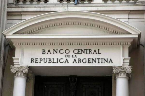 El Banco Central de Argentina suma una nueva restricción para la compra de divisas extranjeras - Revista PLUS