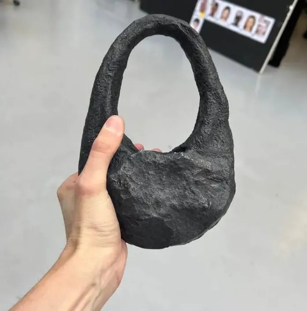 Crean cartera artesanal de meteorito de 43.000 dólares