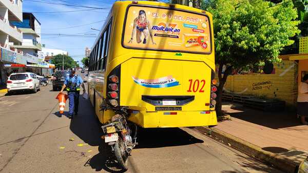 MOTOCICLISTA Y ACOMPAÑANTE HERIDOS TRAS INCRUSTARSE EN UN COLECTIVO - Itapúa Noticias