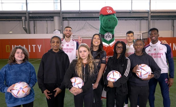 Estrellas del Arsenal participan de acción a favor del reciclaje